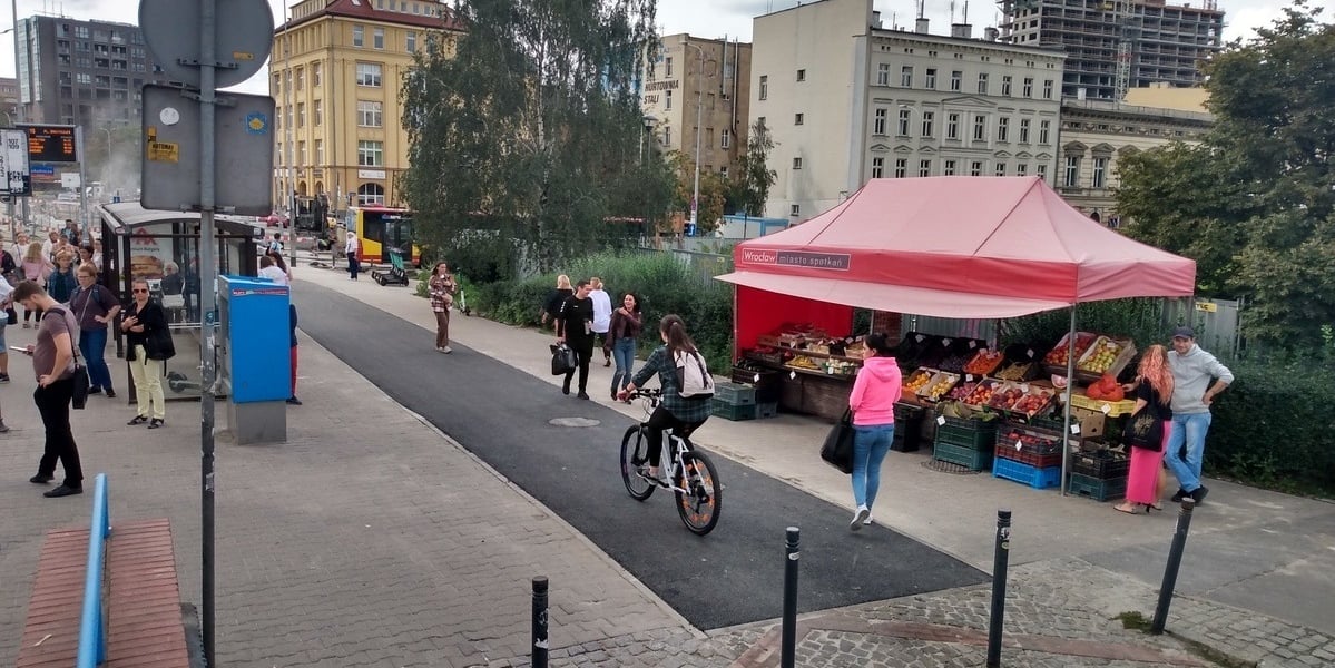 Na części nowej drogi rowerowej - przy wyjeździe z przejścia podziemnego pod placem JP II - pojawił się już asfalt. 