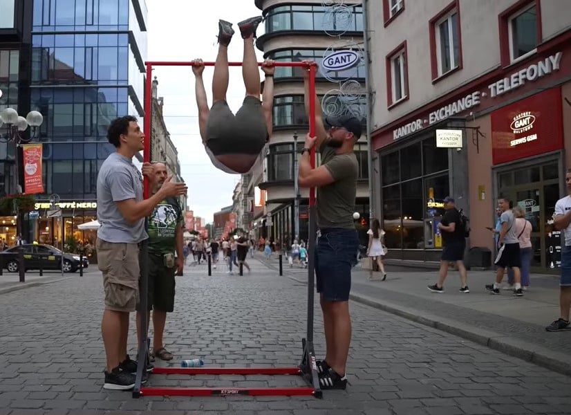 Kadr z filmu "Uczę Polaków jak trenować brzuch!"