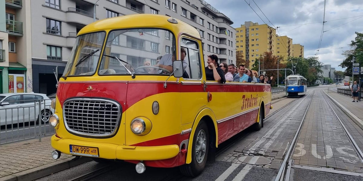 Zabytkowy autobus-kabriolet "Fredruś" na ulicach Wrocławia, lato 2022