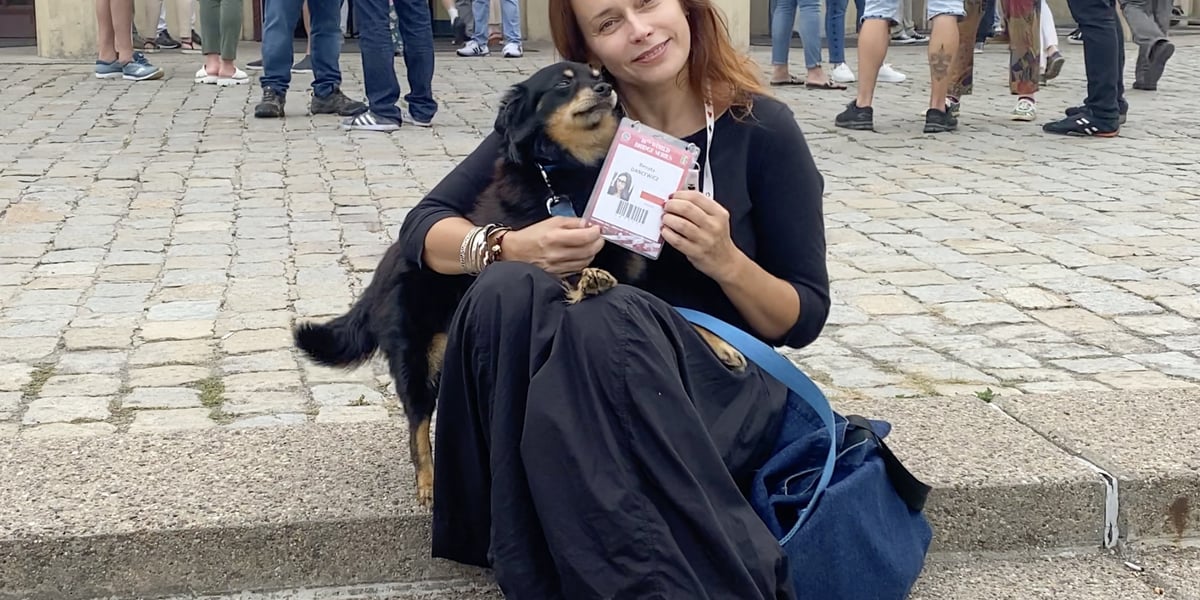 Renata Dancewicz przed salą gry ze swoim najwierniejszym przyjacielem – Myszkinem, który zawsze towarzyszy jej na turniejach, i to przy stoliku, a raczej pod.. 