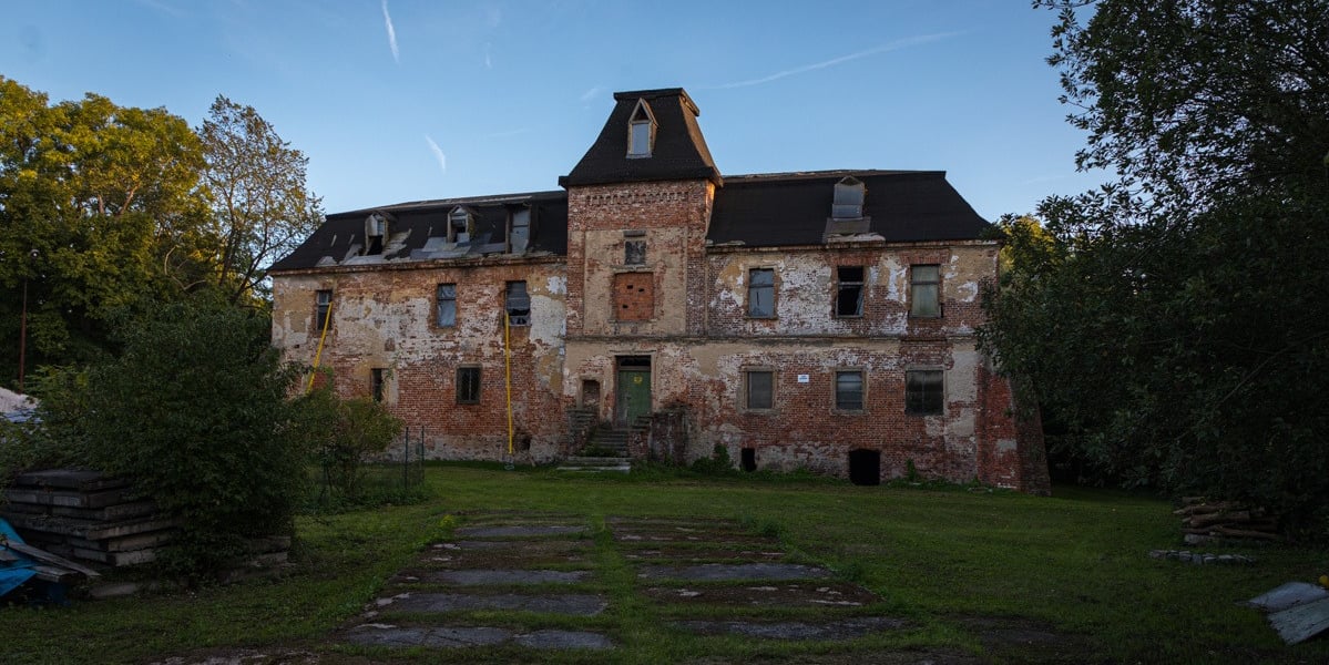 Dwór w Komorowicach znajduje się w okolicach Bielan Wrocławskich