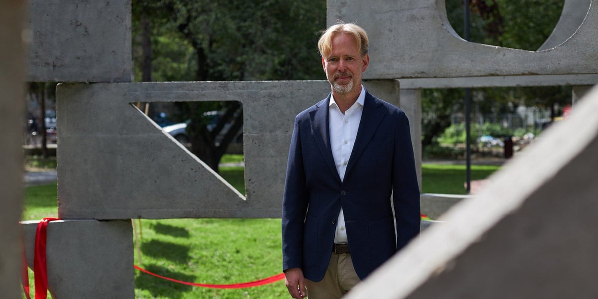 Eugene Houx we wnętrzu instalacji złożonej z płyt autorstwa Leszka Zdeka