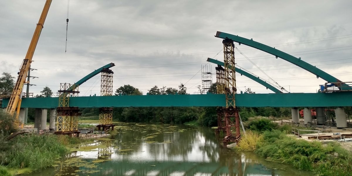 Podczas budowy Alei Wielkiej Wyspy powstają dwa mosty. Jeden przez Oławę (na zdjęciu), drugi przez Odrę.