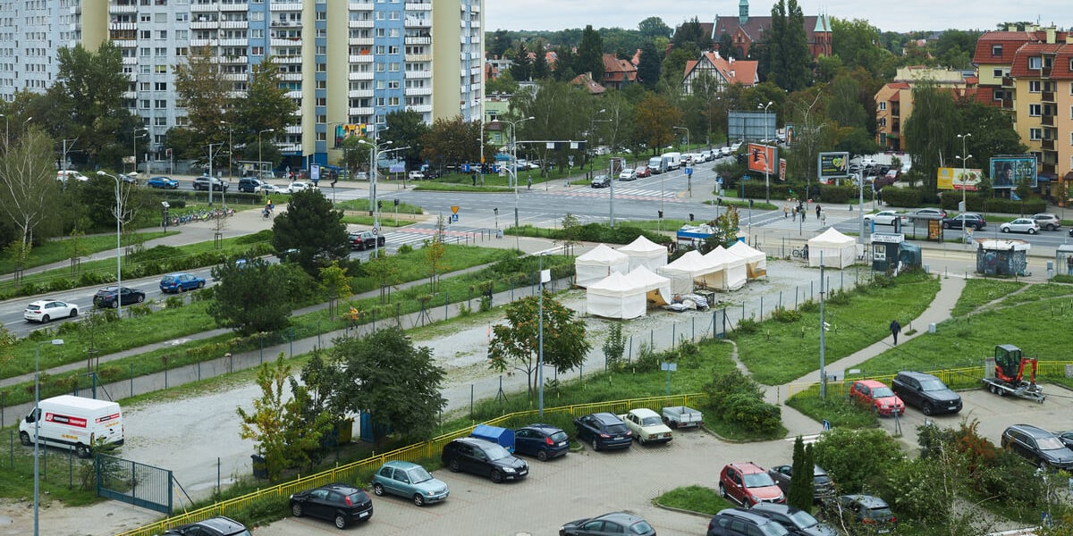 Widok z lotu ptaka na lokalizację targowiska i przyległego terenu zieleni przy skrzyżowaniu ulic Żmigrodzkiej, Kasprowicza i Broniewskiego.