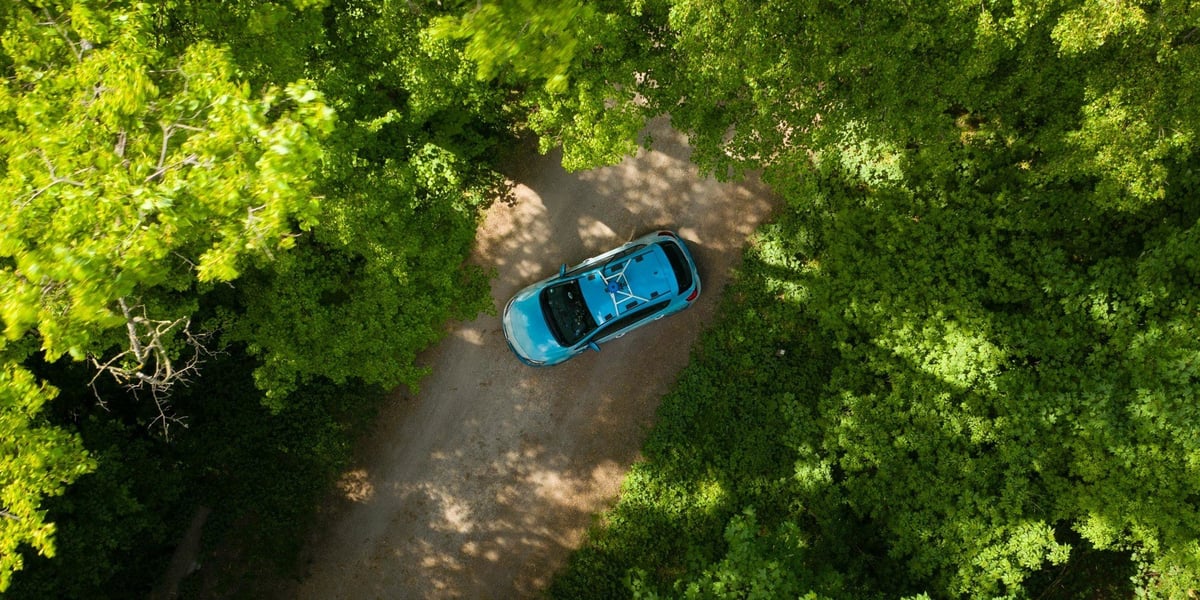 Zdjęcie samochodu Google Street View z aparatem fotografującym otoczenie