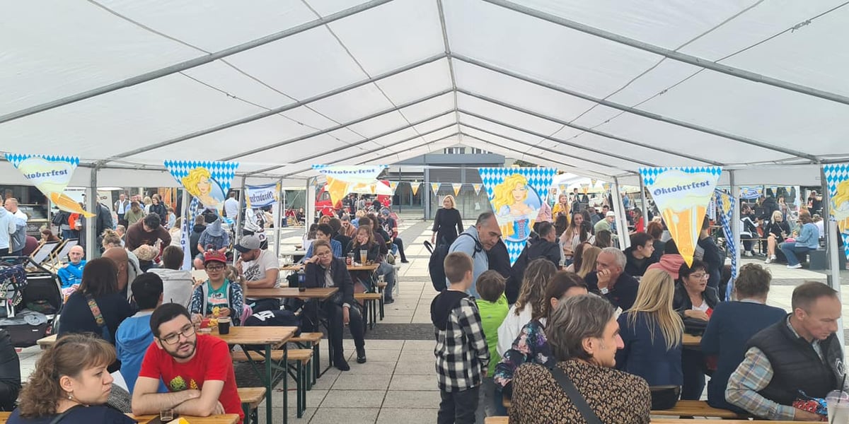 Wrocławski Oktoberfest wraca (już w ten weekend) na pl. Nowy Targ. Na zdjęciu widać wrocławian, którzy bawili się na tej imprezie w 2021 roku