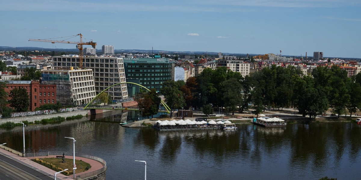Na zdjęciu widać Wyspę Słodową, ulubione miejsce imprez plenerowych wśród młodych ludzi we Wrocławiu