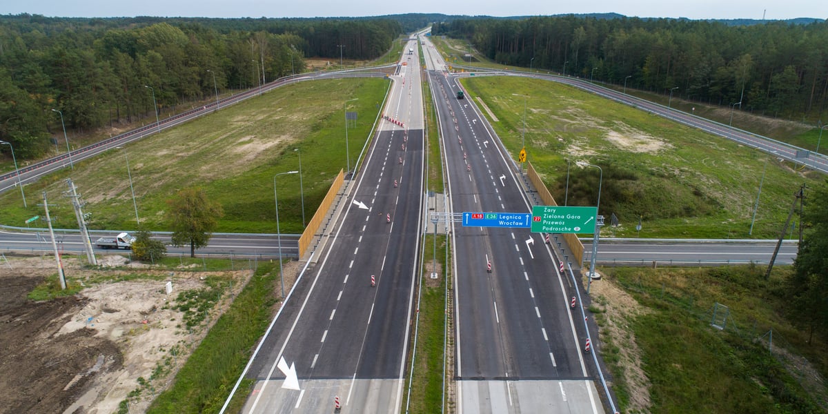Przed remontem obecna autostrada A18 ze względu na bardzo zły stan betonowej nawierzchni zwana była - najdłuższymi schodami Europy.