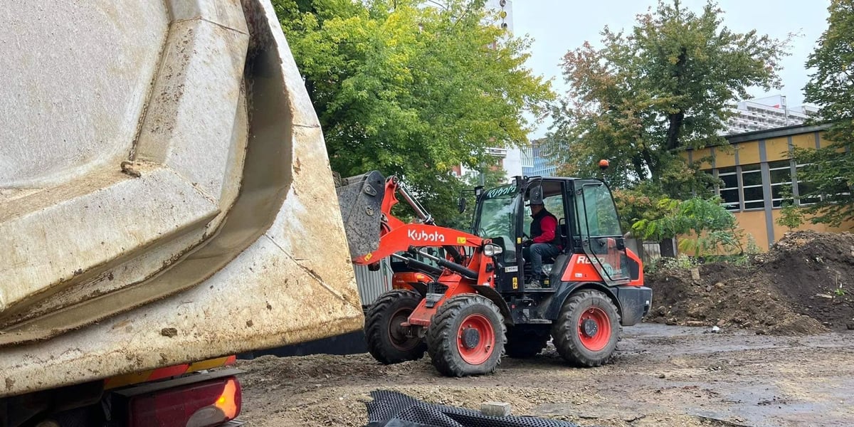 Koparka (na zdjęciu) na placu budowy hali i kortów przy SP nr 72 przy ul. Trwałej we Wrocławiu