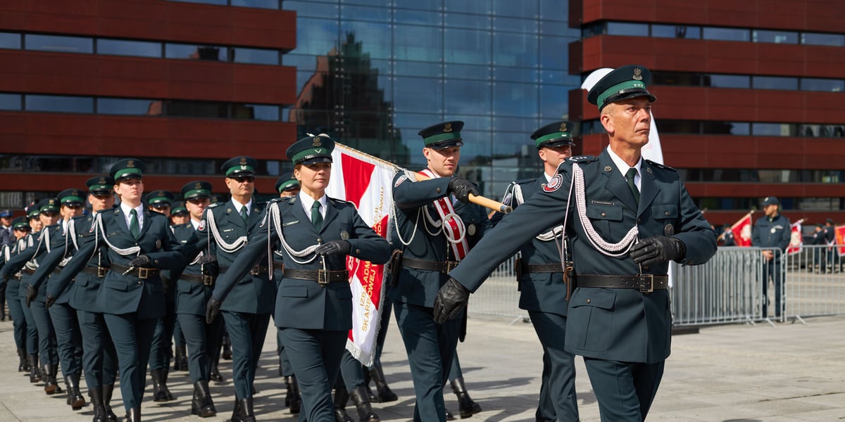 Na zdjęciu: przemarsz kompanii honorowej Krajowej Administracji Skarbowej i Służb Mundurowych we Wrocławiu