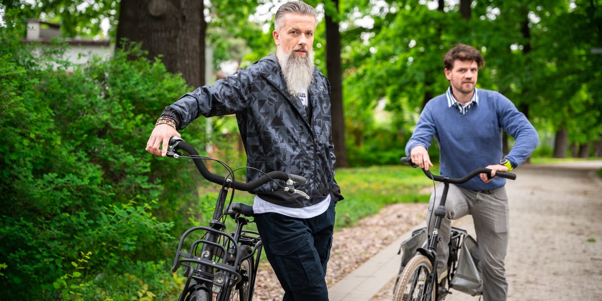 Na zdjęciu: grupa rowerzystów w parku