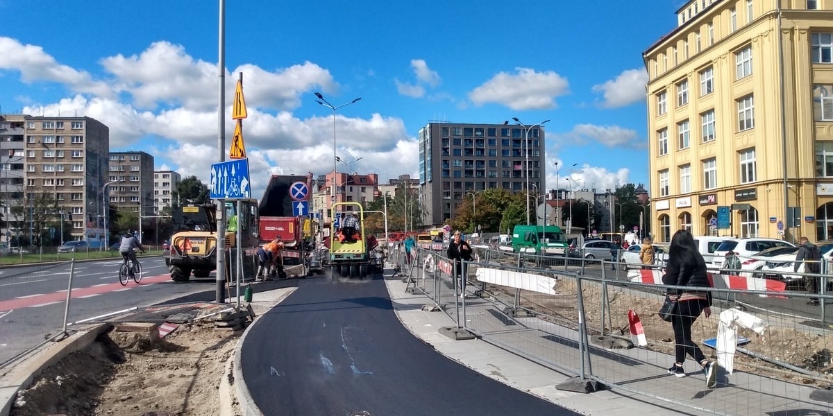 Na zdjęciu odcinek budowanej drogi rowerowej przy wyjeździe z przejścia podziemnego pod placem JPII. Na tym odcinku właśnie wylano świeży asfalt.