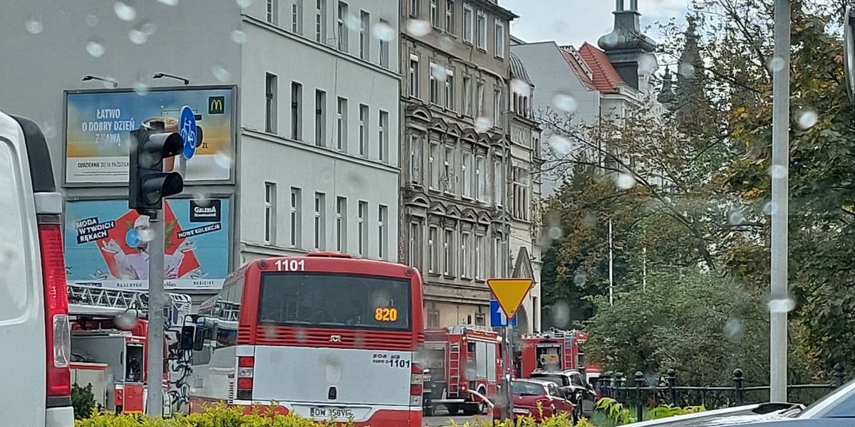 Na zdjęciu korek samochodów na ulicy, w okolicy pl. Dominikańskiego 