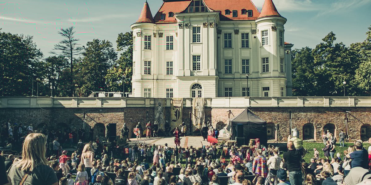Na zdjęciu Zamek w Leśnicy (w tle), na pierwszym planie scena i widzowie oglądający występy