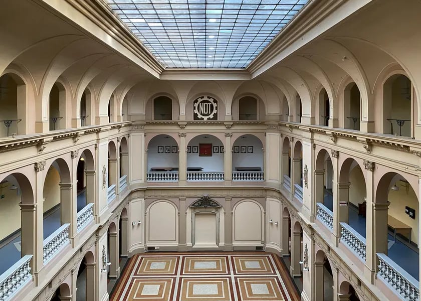 Na zdjęciu przeszklona, ponad trzystumetrowa aula w budynku NOT