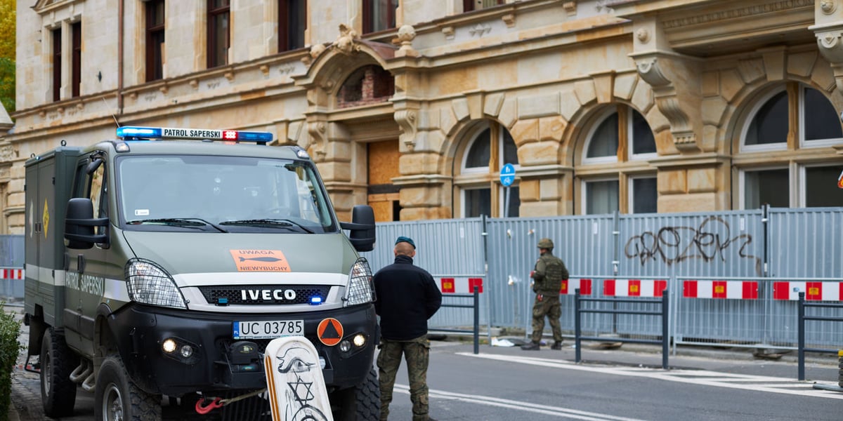 na zdjęciu patrol saperski przy ul. Gepperta we Wrocławiu