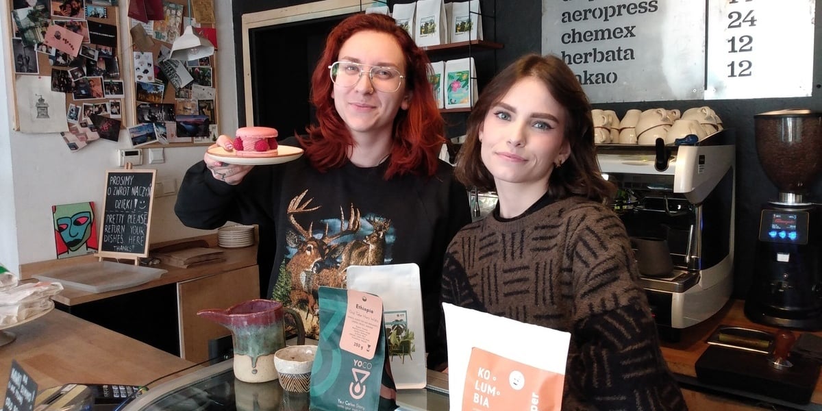 Na zdjęciu Monika (z lewej) i Zuzia, które zapraszają na aromatyczną kawę do legendarnej kawiarni na Nadodrzu, czyli do Cafe Rozrusznik.