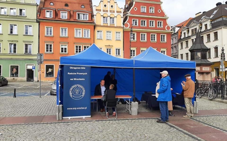 W ubiegłym roku radcy prawni z Wrocławia też udzielali darmowych porad prawnych wrocławianom. Na zdjęciu widać niebieski namiot na placu Solnym We Wrocławiu, w którym prawnicy udzielali porad prawnych w 2021 roku. 