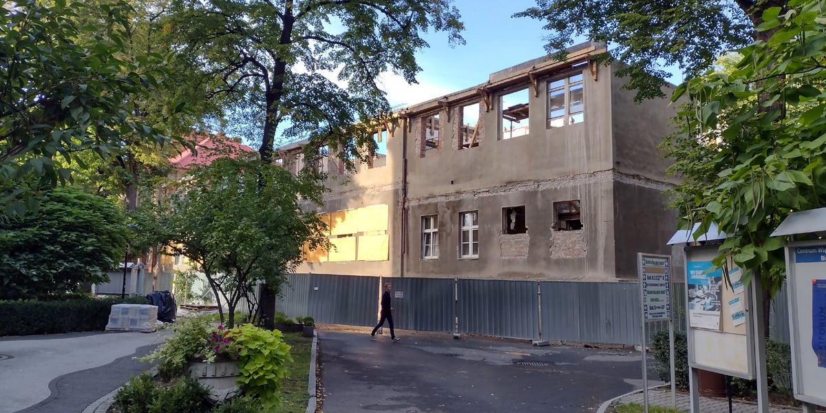 Na zdjęciu: przebudowywany budynek D na kampusie UE Wrocław