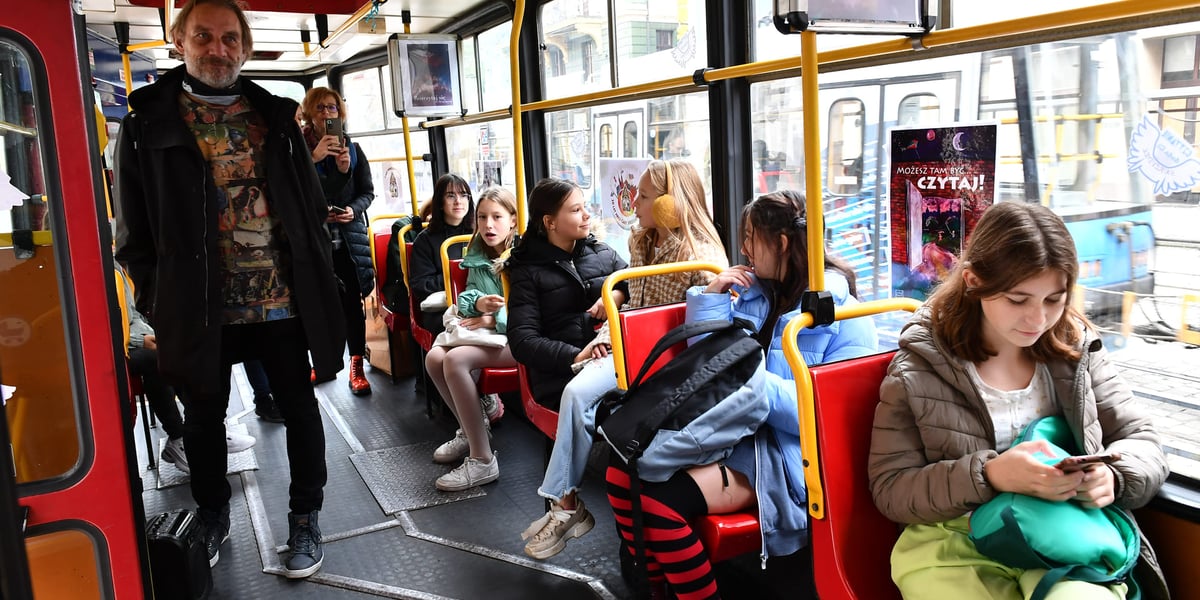 Na zdjęciu pasażerowie zabytkowego tramwaju