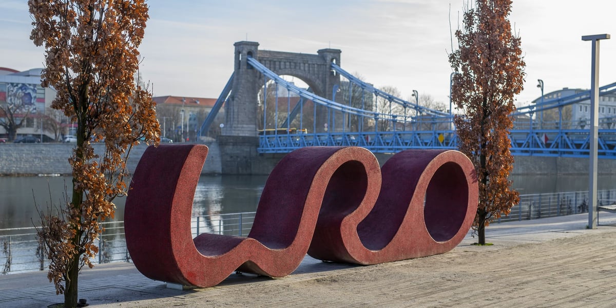 Na zdjęciu napis WRO na Bulwarze Kaczyńskiego we Wrocławiu, instalacja zrealizowana dzięki środkom WBO.