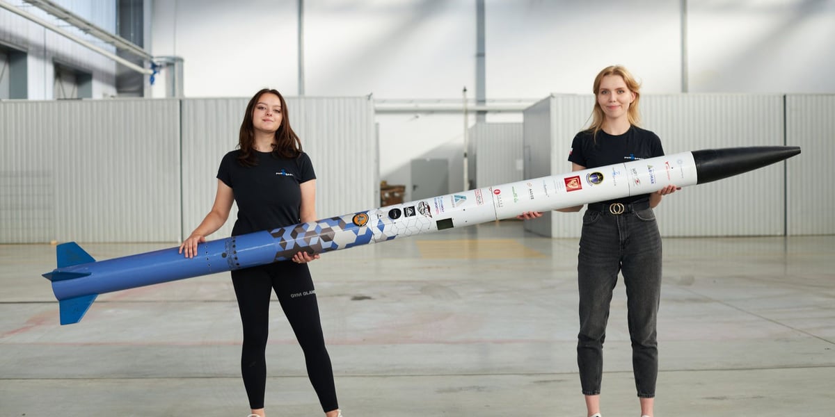 Na zdjęciu (od lewej): Liliya Sizhuk i Wiktoria Mrowiec z rakietą eksperymentalną zbudowaną przez studentów koła naukowego PWr in Space.