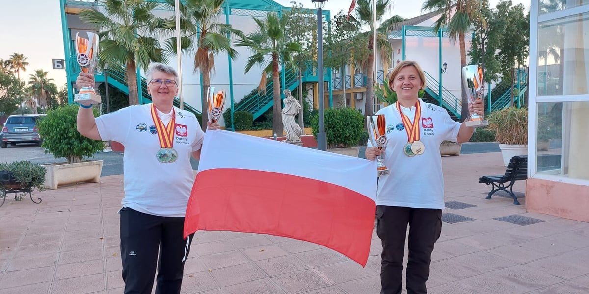 Na zdjęciu: Dorota Komosa (po lewej) i Beata Urban z biało-czerwoną flagą, medalami i pucharami wygranymi na mistrzostwach Europy w Hiszpanii