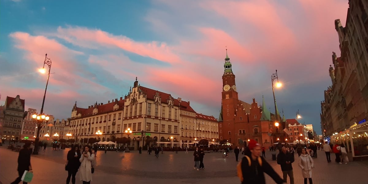 na zdjęciu wrocławski Rynek z różowym niebem