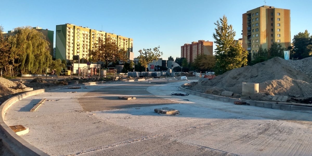 Na zdjęciu część budowanej pętli autobusowo-tramwajowej na Nowym Dworze. Widać świeżo wylany beton, na którym będą układane szyny tramwajowe. W tle bloki na osiedlu.