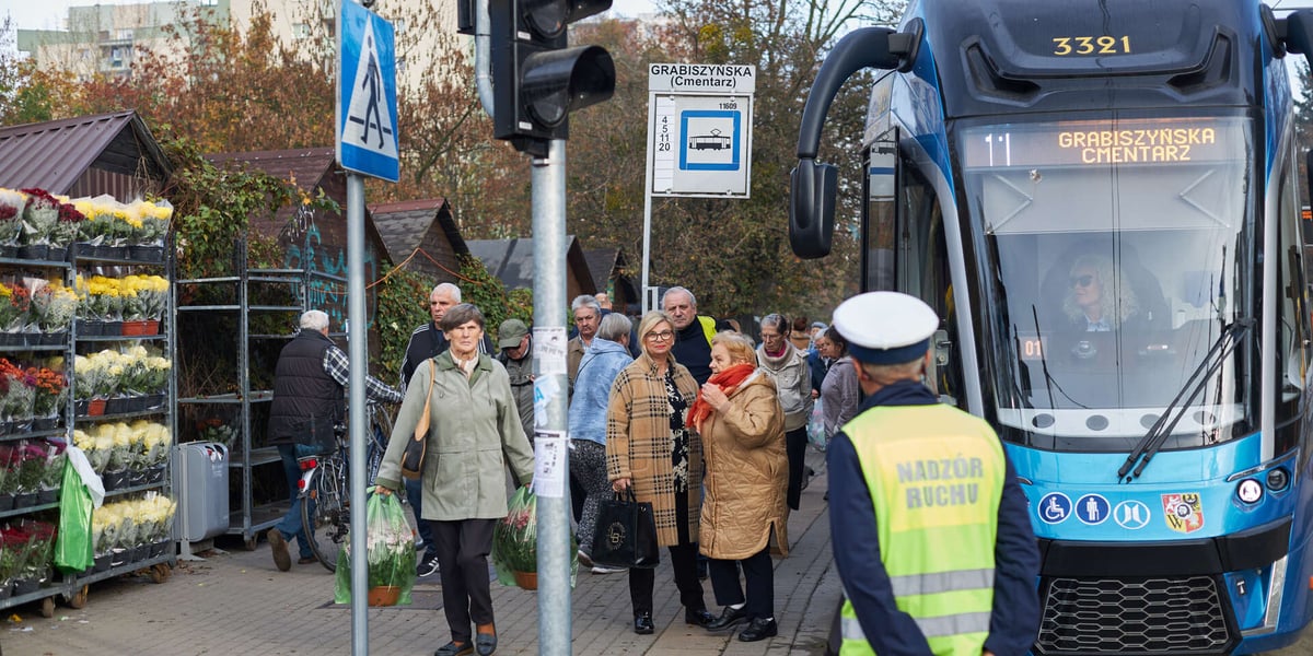 Tramwaj przy cmentarzu Grabiszyńskim w dniu Wszystkich Świętych (zdjęcie archiwalne).