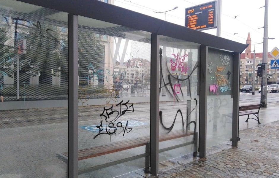Zdewastowana wiata przy Nowym Targu we Wrocławiu