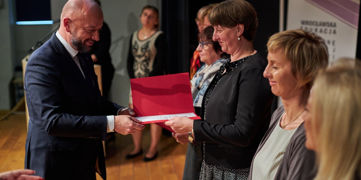 Na zdjęciu prezydent Wrocławia Jacek Sutryk wręcza nagrody nauczycielom podczas wrocławskich obchodów Dnia Edukacji Narodowej