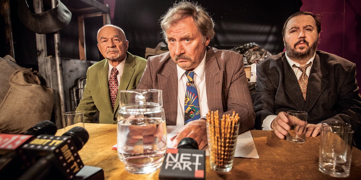 Andrzej Grabowski w roli Ferdka Kiepskiego oraz świętej pamięci Ryszard Kotys jako Paździoch (z lewej) i Dariusz Gnatowski - Boczek (z prawej).