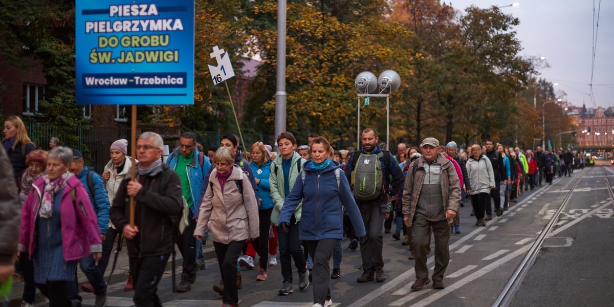 Na zdjęciu grupa pielgrzymkowa w drodze do Trzebnicy