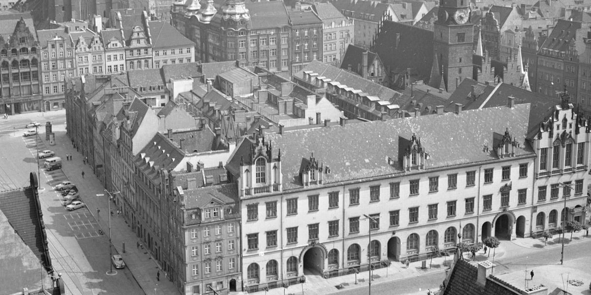 Wrocławski Rynek w latach 60. XX wieku. Widok z lotu ptaka.