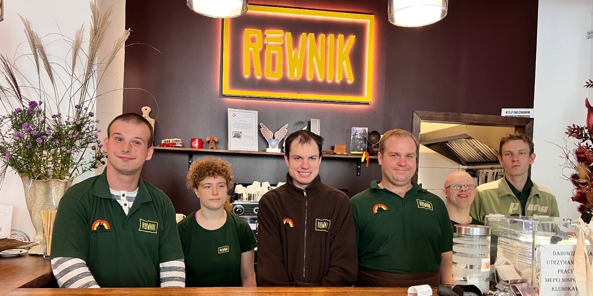 na zdjęciu pracownicy Cafe Równik stoją za ladą kawiarni