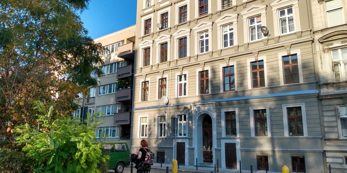 Na zdjęciu kamienica przy ul. Prostej 46 po zdjęciu rusztowań. Widać odnowioną, pomalowaną na szary kolor, elewację