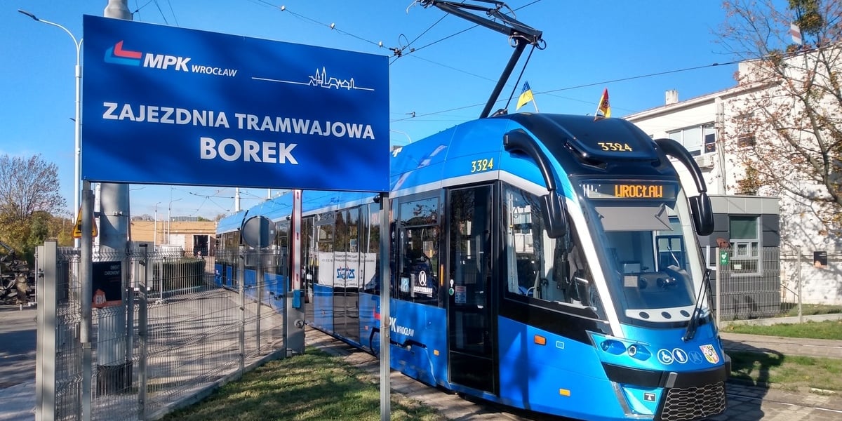 Na zdjęciu tramwaj wyjeżdża z zajezdni tramwajowej Borek