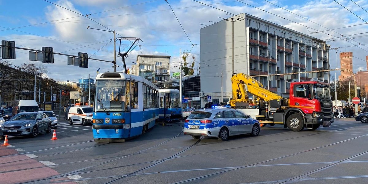 na zdjęciu dźwig podnosi wykolejony tramwaj