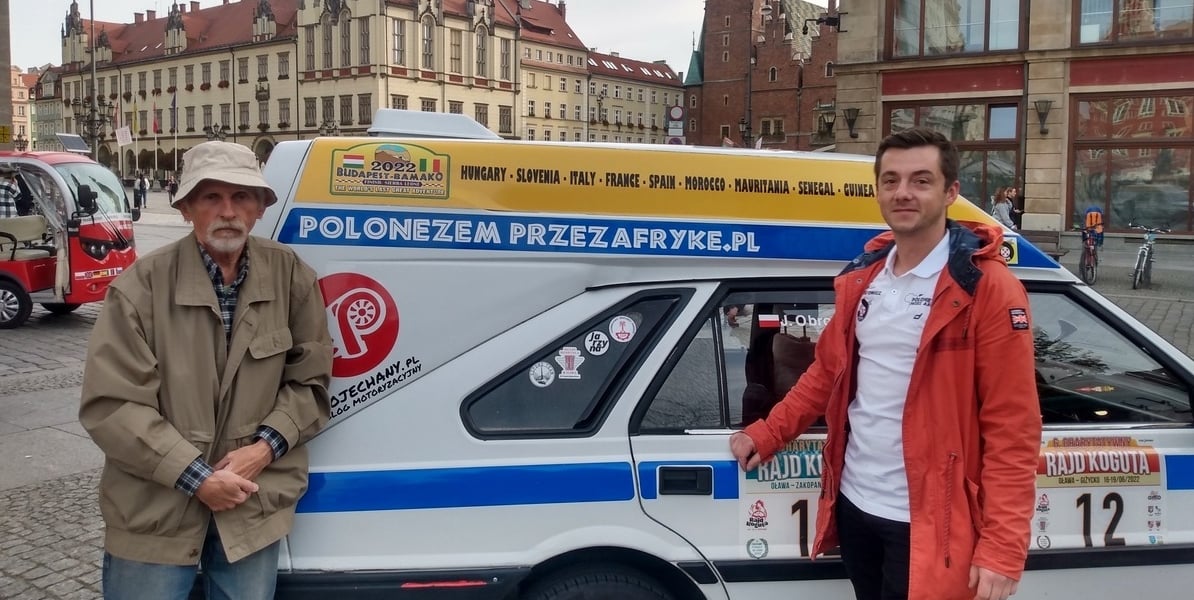 Na zdjęciu załoga poloneza, biorąca udział w rajdzie Budapeszt-Bamako. Oparci o poloneza na wrocławskim Rynku stoją - pilot Julian Obrocki (z lewej) i kierowca Marek Prokopowicz (z prawej).