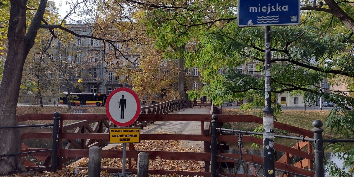 Na zdjęciu: wejście na zamknięty most Św. Antoniego nad fosą miejską w centrum Wrocławia