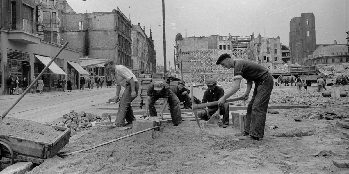 Wrocław tuż po II wojnie światowej. Na zdjęciu widać robotników pracujących na ul. Świdnickiej
