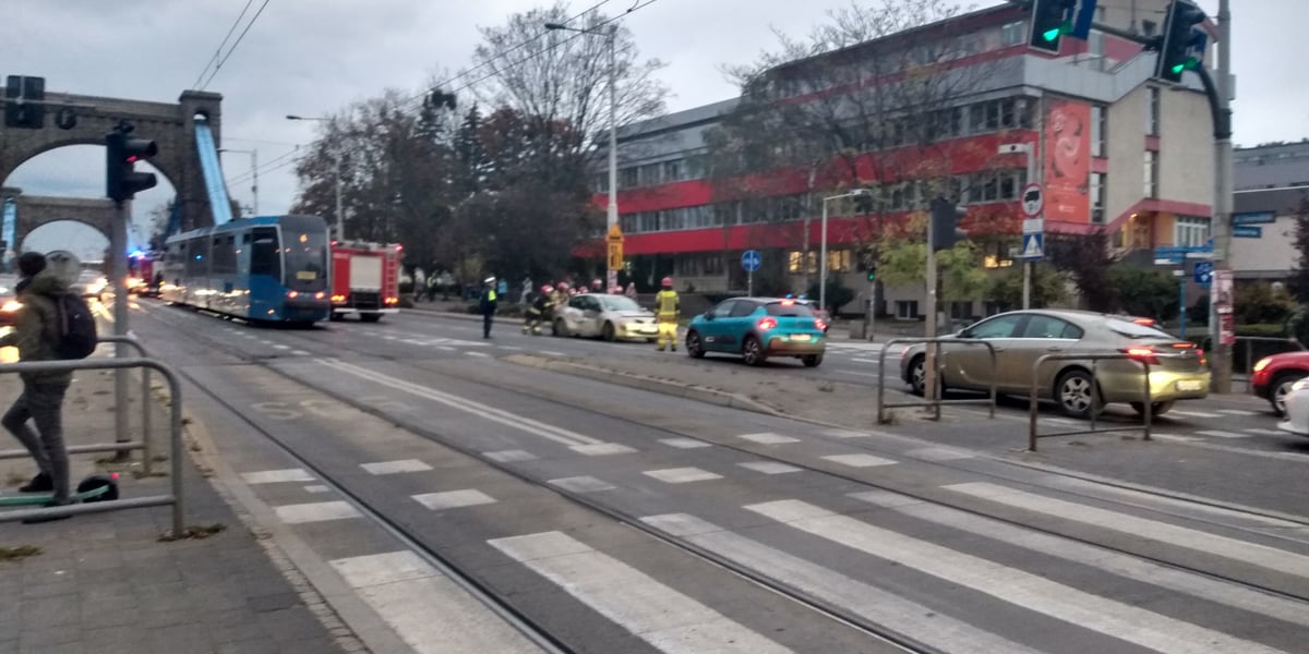 Na placu Grunwaldzkim tramwaj zderzył się z autem osobowym. Uwaga na korki