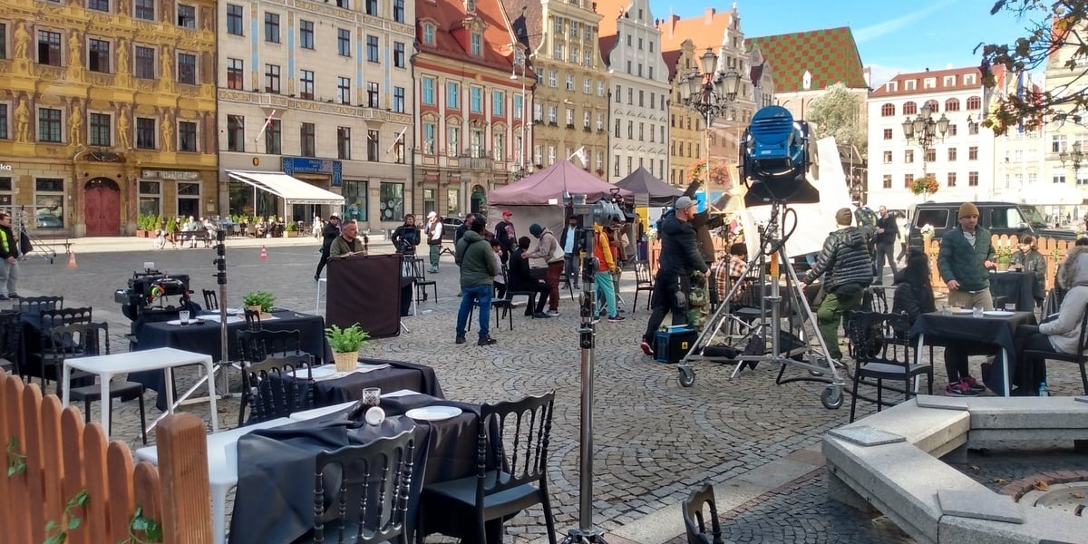 Na zdjęciu pl. Gołębi we Wrocławiu. Na placu ekipy filmowców kręcą film pod tytułem „Orzeł”