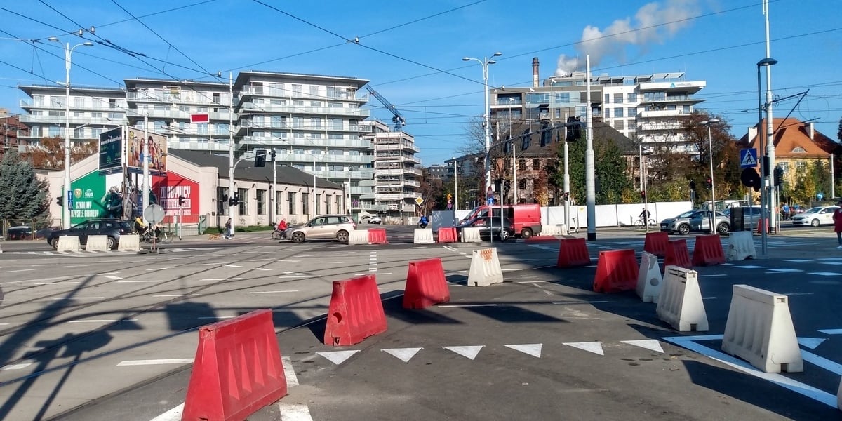 Na zdjęciu skrzyżowanie ulic: Jagiełły, Dmowskiego i Mieszczańskiej, które zostanie w pełni otwarte dla ruchu w nocy z piątku na sobotę (28-29 października)