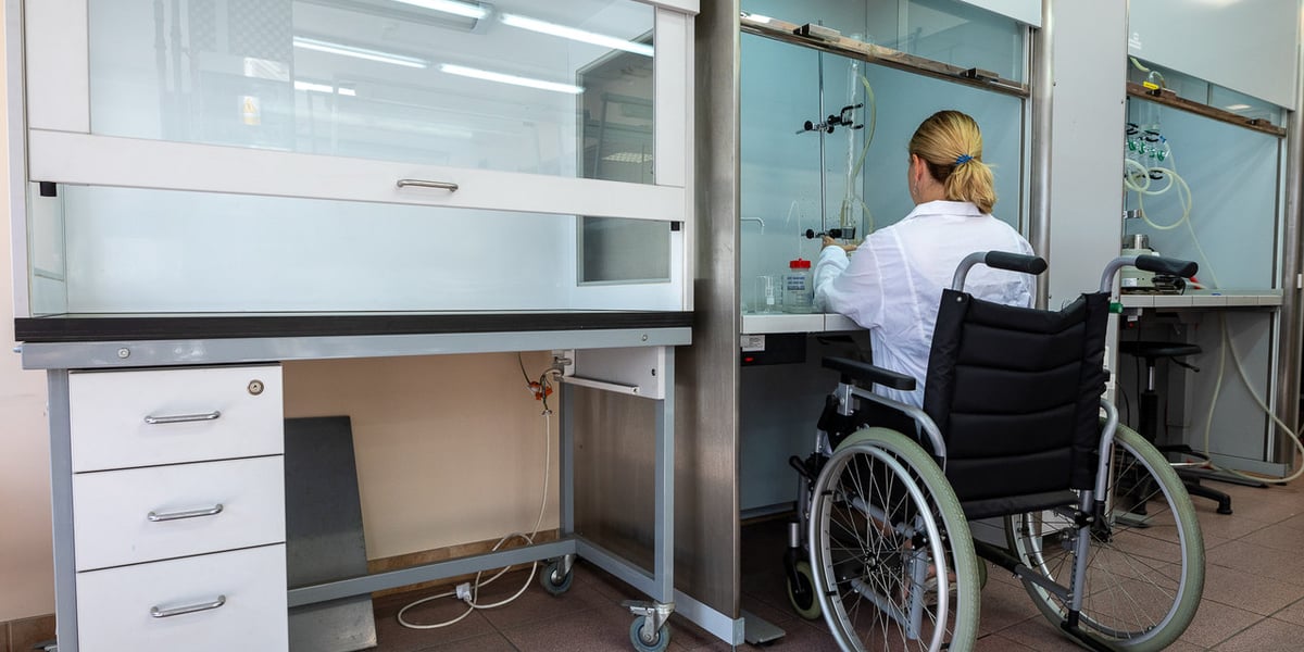 Na zdjęciu laborantka na wózku inwalidzkim w laboratorium chemicznym na Uniwersytecie Wrocławskim