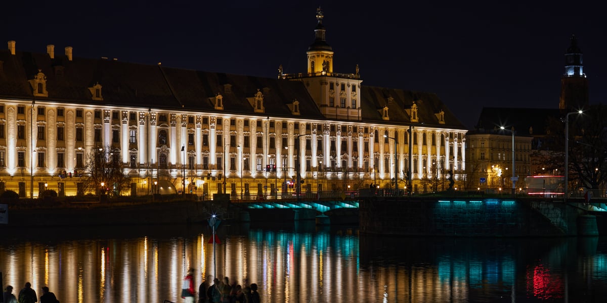 Na zdjęciu Uniwersytet Wrocławski nocą