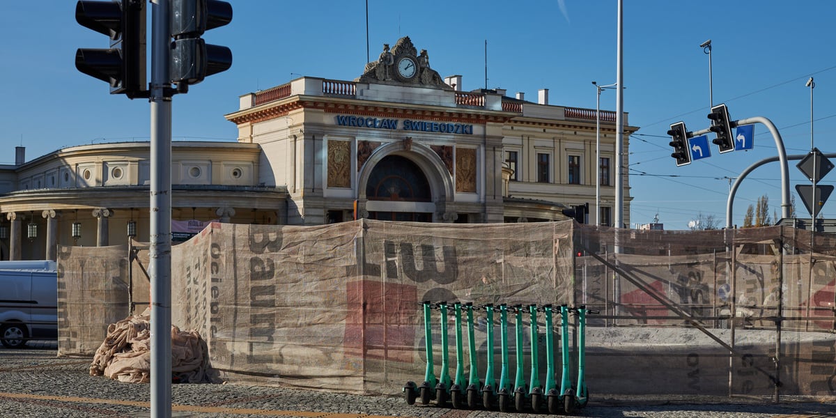 Na zdjęciu remont fontanny na placu Orląt Lwowskich