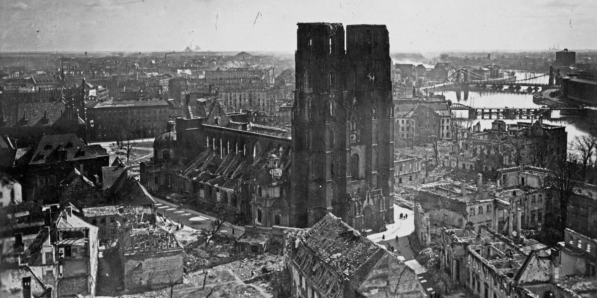 Zniszczone podczas wojny centrum Wrocławia, rok 1945. W środku Katedra im. Jana Chrzciciela