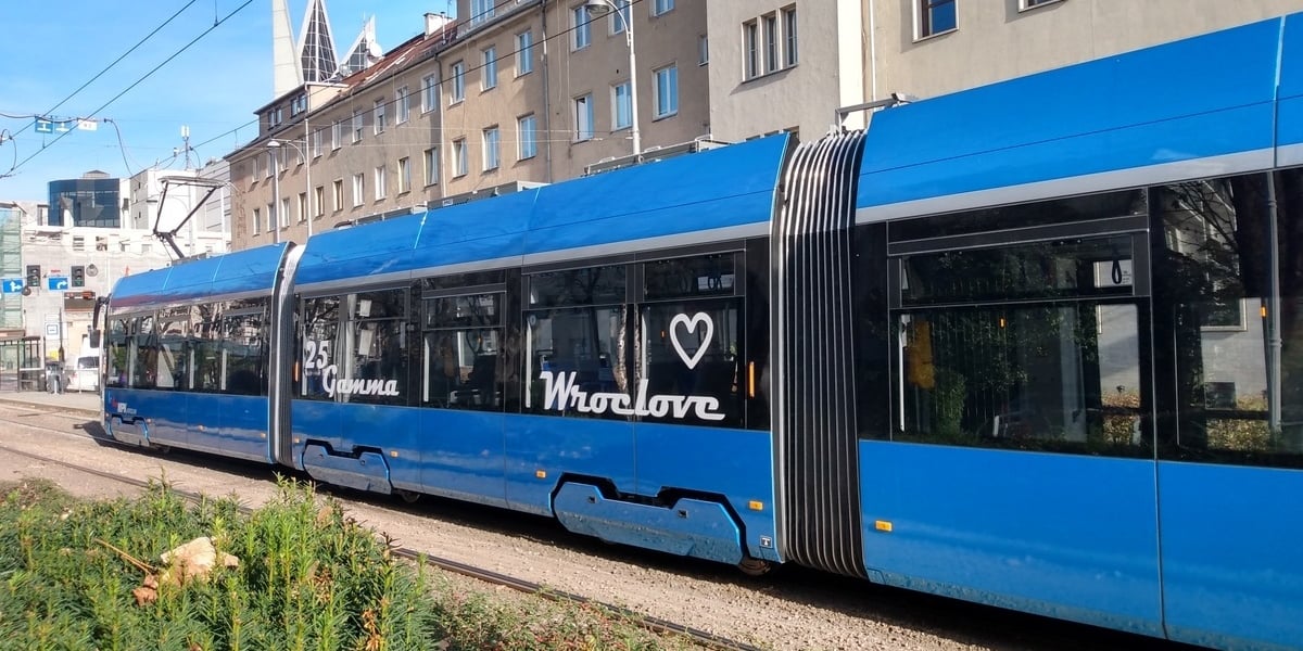 Na zdjęciu nowy tramwaj podczas prezentacji na ul. Widok